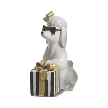 Figurine chiot dans un cadeau de Noël – 6,5 po — Lunettes noires — vue individuelle sur fond blanc