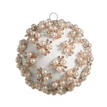 Boule de Noël ornée de perles — Ivoire — Motifs perlés — 4 po — vue individuelle sur fond blanc