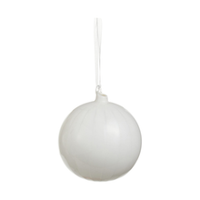 Ornement de Noël blanc à rayures – 6 po — Boule — vue individuelle sur fond blanc
