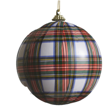 Boule de Noël à carreaux tartan — Blanc — 4 po — vue individuelle sur fond blanc