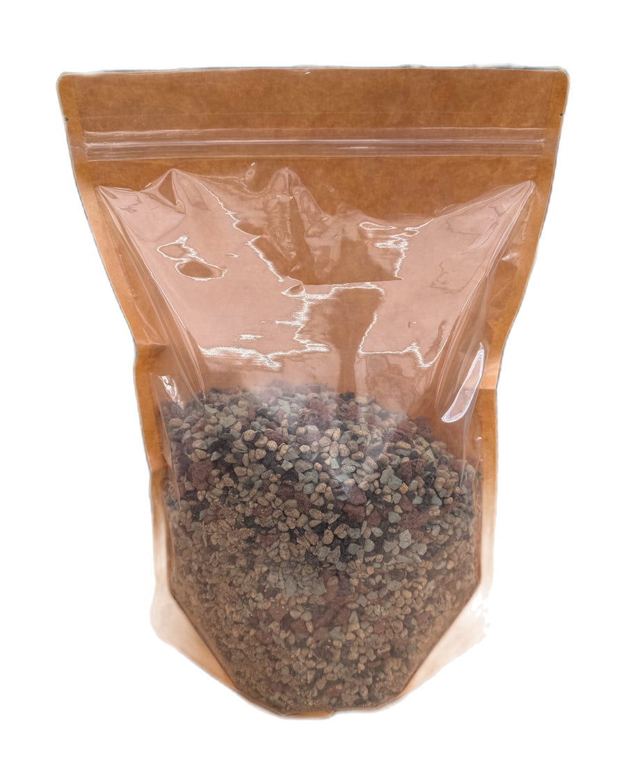 Sac transparent de mélange Hydro-roche Gaïand Pon présenté en serre sur une table avec des cactus en arrière-plan