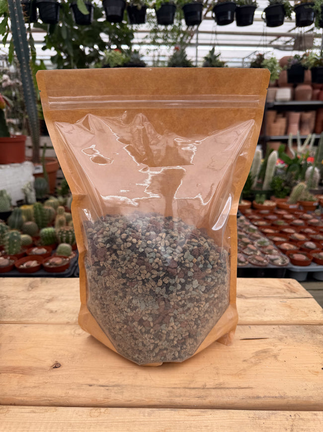 Sac transparent de mélange Hydro-roche Gaïand Pon présenté en serre sur une table avec des cactus en arrière-plan