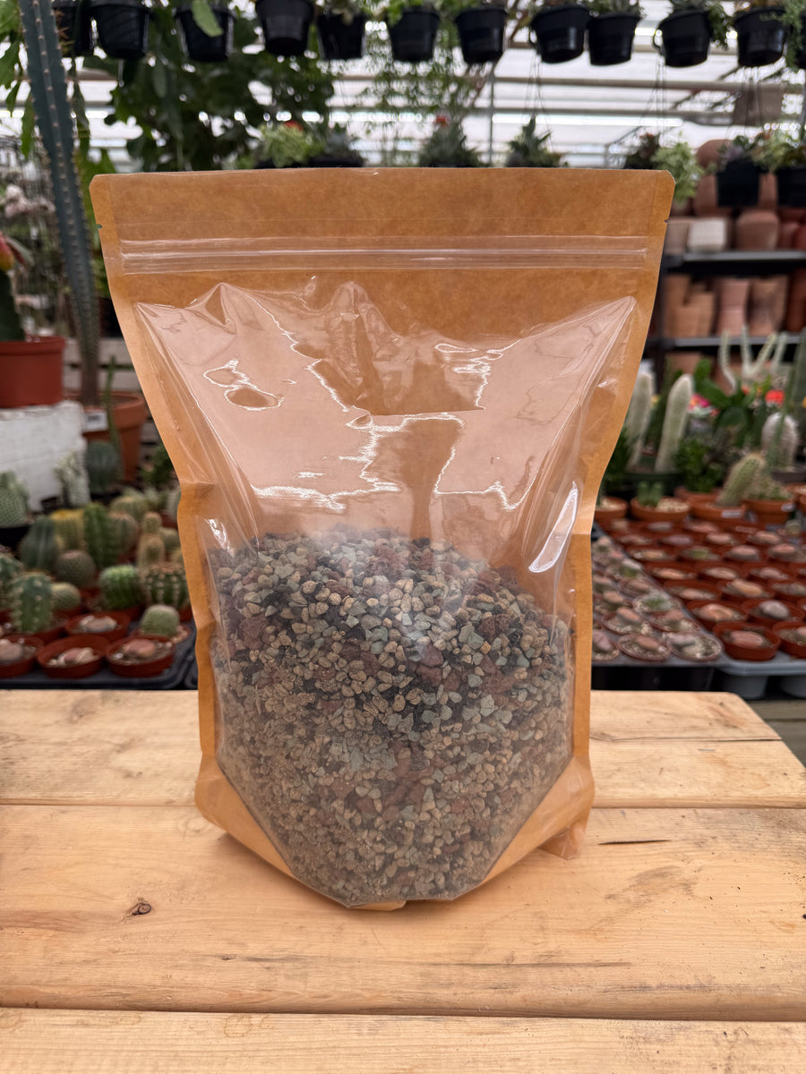 Sac transparent de mélange Hydro-roche Gaïand Pon présenté en serre sur une table avec des cactus en arrière-plan