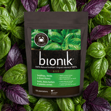 Sac d’engrais naturel Bionik 6-1-5 pour semis, fines herbes et plantes vertes, présenté devant un fond dense de feuilles de basilic vertes et pourpres.