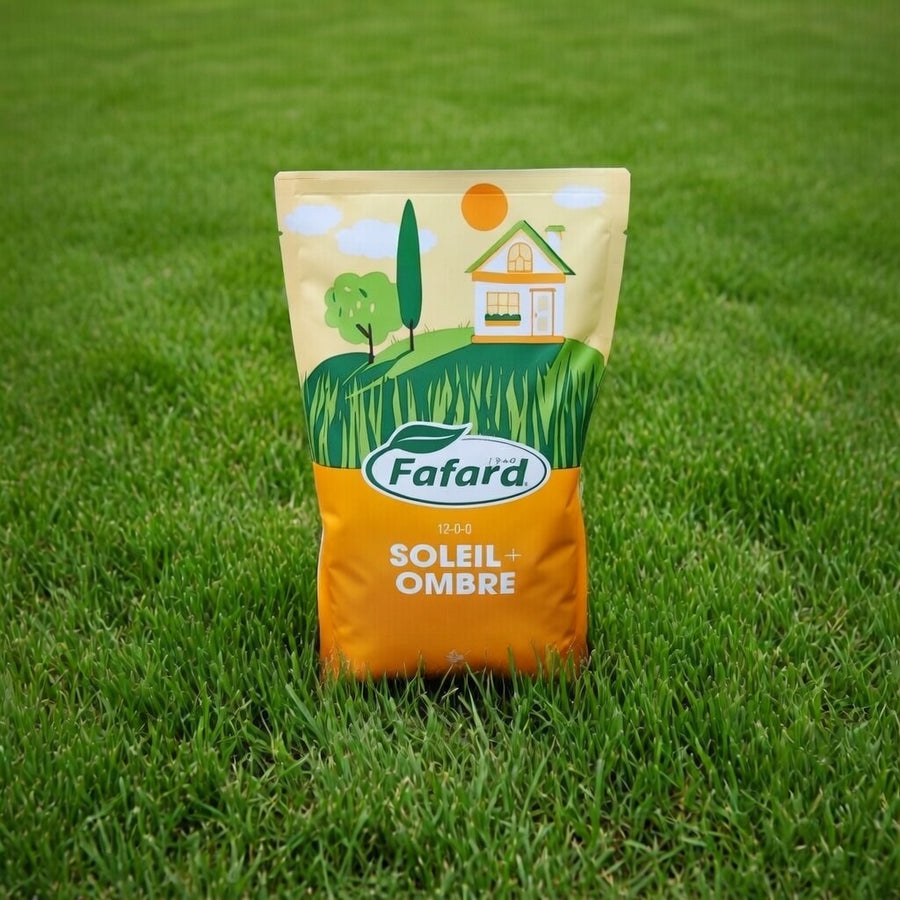 Sac de semences à gazon Fafard Soleil + Ombre posé sur une pelouse verte dense