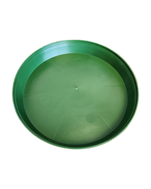Soucoupe verte en plastique pour pot de culture — photo sur fond blanc