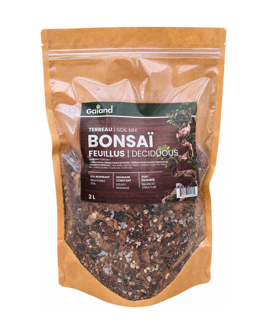 Sac de terreau Bonsaï feuillus Gaïand 2 L présenté en serre avec différents bonsaïs en pots