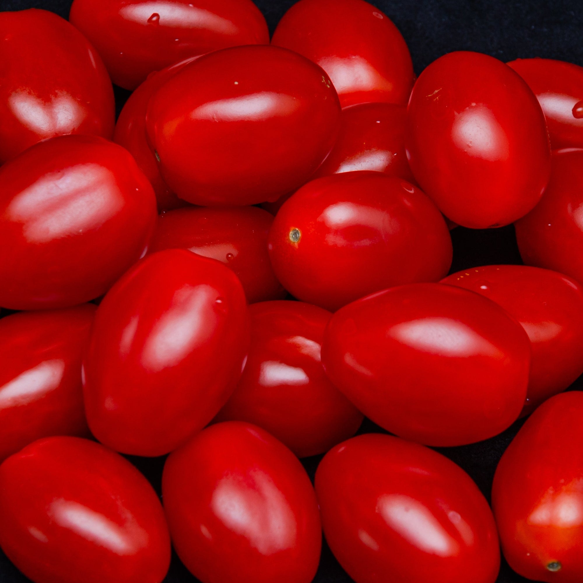 Photo de Tomate cerise ‘Sweet Heart’ F1. La couleur caractéristique est : rouge. Le visuel permet d’observer les contours, les teintes et la disposition des éléments présentés. Les détails de forme et les contrastes donnent un aperçu de l’apparence de cette plante ou de sa récolte. Cette photographie accompagne la variété nommée afin de l’identifier dans la sélection de semences.