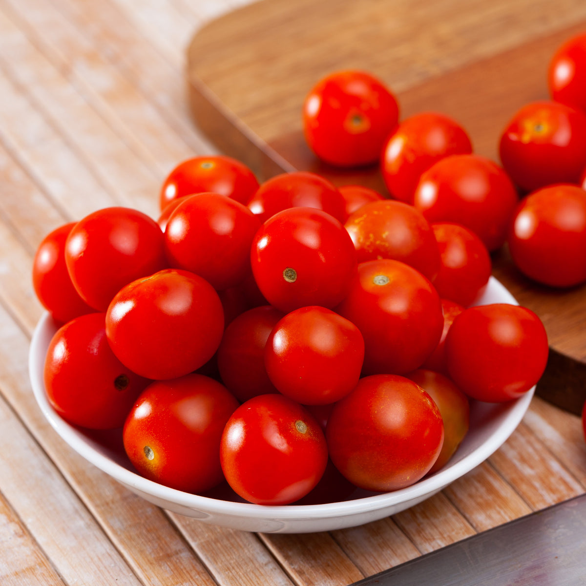 Photo de Tomate cerise Tiny Tim. La couleur caractéristique est : rouge. Le visuel permet d'observer les contours, les teintes et la disposition des éléments présentés. Les détails de forme et les contrastes donnent un aperçu de l'apparence de cette plante ou de sa récolte. Cette photographie accompagne la variété nommée afin de l'identifier dans la sélection de semences.