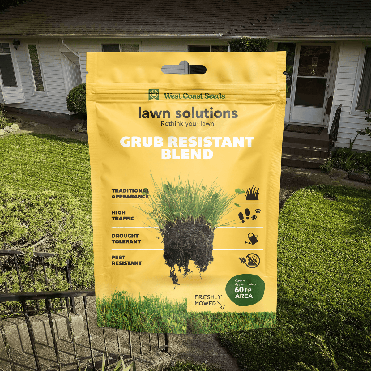 Sachet jaune à fermeture refermable, présenté de face sur fond blanc. Une illustration de pelouse verte devant une maison occupe la partie centrale, avec une motte de gazon et des racines visibles au premier plan. Les textes et pictogrammes sont répartis autour de cette image. L'emballage indique une superficie de 60 pieds carrés.