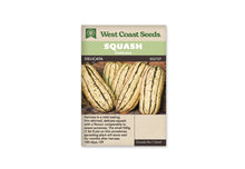 Sachet beige de semences Delicata avec bandeau vert pâle et nom sur fond brun. Plusieurs courges oblongues jaune crème sont disposées contre des planches de bois. Leur peau porte des bandes et des mouchetures vert foncé. Un tissu à carreaux et quelques brins de paille apparaissent au bas de la photo, près des fruits.