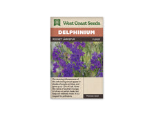 Sachet Rocket Larkspur de West Coast Seeds sur fond blanc. Plusieurs tiges portent des fleurs violettes parmi de fins boutons verts. Les fleurs ouvertes se répartissent le long des hampes devant un arrière-plan vert flou. Le bandeau orangé indique Delphinium. La bande brune porte Rocket Larkspur et la référence FL2029 au-dessus de la photo.