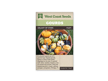 Sachet Galaxy of Stars de West Coast Seeds avec une bande vert pâle et le nom sur fond sombre. La photo montre un panier rempli de petites courges jaunes, orange, crème et vertes, lisses ou bosselées, avec de longs pédoncules. Certaines sont striées. Le panier repose sur l’herbe; du texte apparaît en bas sur fond beige.