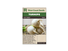 Sachet West Coast Seeds Silky Sweet montrant trois navets blancs ronds posés sur une table de bois. Les fanes vertes s’étendent vers la gauche et sont retenues par un lien. De fines pointes blanches prolongent les racines. Le nom Silky Sweet figure dans le bandeau brun, sous le titre blanc sur fond vert.