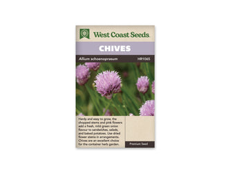 Sachet de ciboulette West Coast Seeds présenté de face sur fond blanc. La photographie montre des fleurs en pompons roses à mauves, avec des feuilles vertes étroites autour des tiges. Le bandeau mauve porte le nom CHIVES. La partie beige inférieure contient une description en anglais, et le nom Allium schoenoprasum figure sous le bandeau.