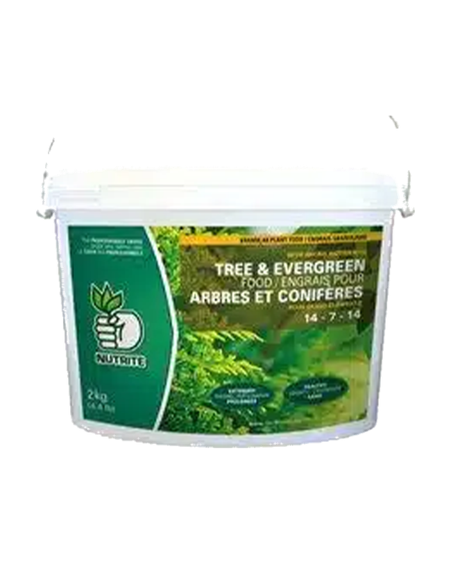 Engrais Nutrite 14-7-14 pour arbres, arbustes et conifères — photo sur fond blanc