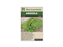 Sachet de semences de roquette Astro de West Coast Seeds, présenté de face sur fond blanc. Le bandeau vert porte le nom anglais Arugula et la bande foncée indique la référence MS483. La photographie montre plusieurs feuilles vertes assez larges, peu découpées, disposées sur des planches de bois. Des renseignements de culture en anglais occupent le bas de l’emballage beige.