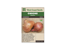 Deux échalotes entières reposent sur une surface de bois clair. Leurs enveloppes cuivrées rosées entourent des bulbes effilés vers le col, avec un sujet plus gros à gauche et un plus petit à droite. Le sachet biologique de West Coast Seeds porte l'inscription Conserver, correspondant à la référence commercialisée ici sous le nom Conservor.