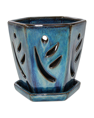 Pot à orchidée ajouré bleu en céramique avec soucoupe sur fond blanc