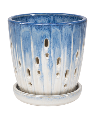 Grand pot ajouré bleu et blanc en céramique avec soucoupe sur fond blanc