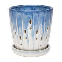 Grand pot ajouré bleu et blanc en céramique avec soucoupe sur fond blanc
