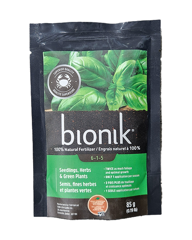 Engrais naturel pour semis, fines herbes et plantes vertes Bionik 6-1-5 — photo sur fond blanc