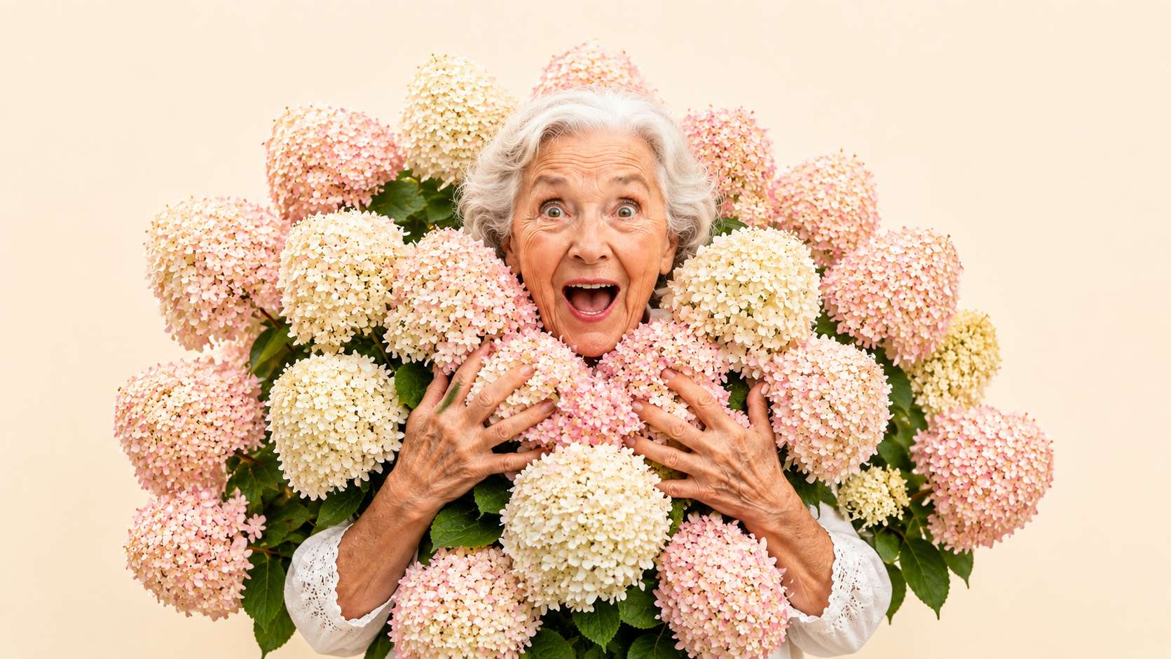 Grand-maman souriante entourée d’hydrangées en fleurs au Centre de Jardin Brossard
