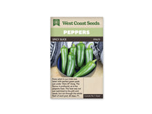 Sachet West Coast Seeds de piment Spicy Slice avec bandeau vert clair et nom sur une ligne foncée. La photo montre de gros jalapeños verts brillants réunis dans un bol sombre. Quelques fruits reposent sur le bord, devant un tissu gris et une surface de bois clair. Le texte descriptif occupe la partie beige inférieure.
