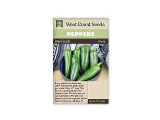 Sachet West Coast Seeds de piment Spicy Slice avec bandeau vert clair et nom sur une ligne foncée. La photo montre de gros jalapeños verts brillants réunis dans un bol sombre. Quelques fruits reposent sur le bord, devant un tissu gris et une surface de bois clair. Le texte descriptif occupe la partie beige inférieure.
