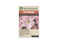 Sachet Dreams Appleblossom Pelleted de West Coast Seeds sur fond blanc. La photo montre une grande fleur de pétunia rose pâle, au centre jaune verdâtre, entourée de fleurs semblables. De fines nervures partent de la gorge vers les bords légèrement ondulés. Un peu de feuillage sombre apparaît entre les corolles. Le code FL4097 figure sur la bande brune.