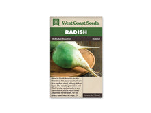 Sachet West Coast Seeds Wasabi Radish montrant un gros radis vert et blanc sur une assiette en bois. La partie supérieure de la racine est verte, puis devient claire vers la longue pointe effilée. Une autre racine apparaît derrière. Le nom Wasabi Radish est inscrit dans le bandeau brun placé au-dessus de la photo.