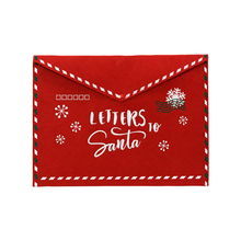 Lettre décorative rouge en feutre, inscription Letters to Santa, 50 × 37 cm — illustration retouchée, texture représentative