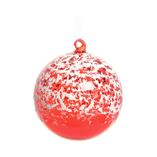 Boule de verre rouge enneigée — 4.75 pouces