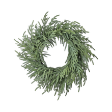 Couronne pin de Norfolk fraîchement coupée vert pâle 24"