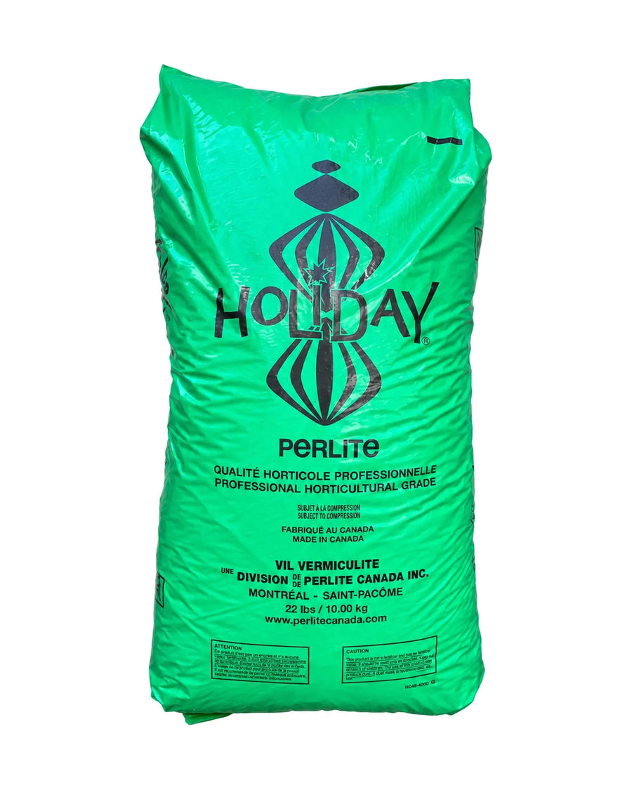 Sac vert de perlite horticole Holiday de 115 L sur fond blanc.