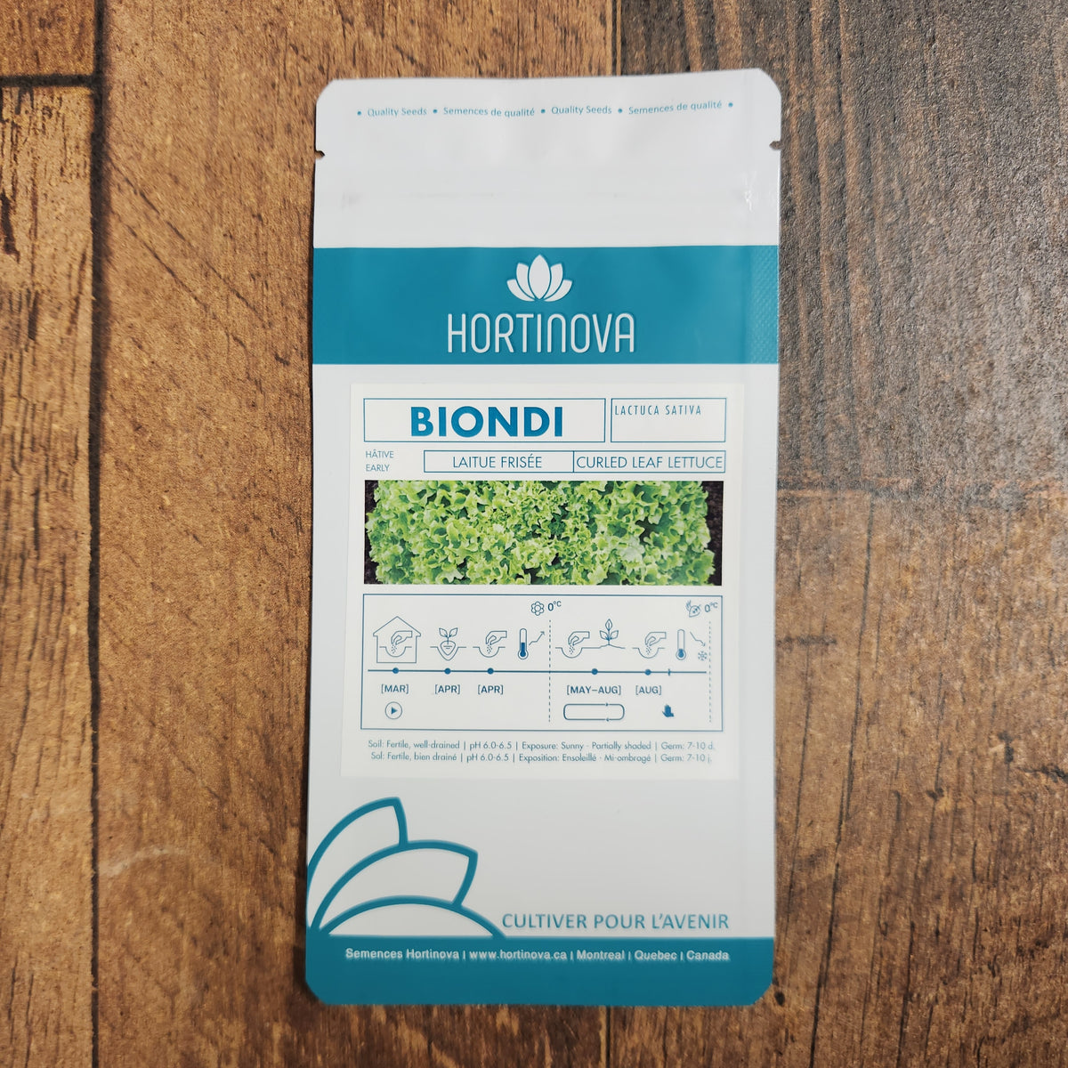 Semences Hortinova de Laitue frisée verte 'Biondi', produit destiné au potager et présenté pour identifier clairement le cultivar avant le semis. Vue 2 de l'emballage ou du produit, à utiliser comme repère visuel avec les conseils de culture, l'exposition, l'arrosage et la récolte indiqués dans la fiche française de Pépinière.ca.