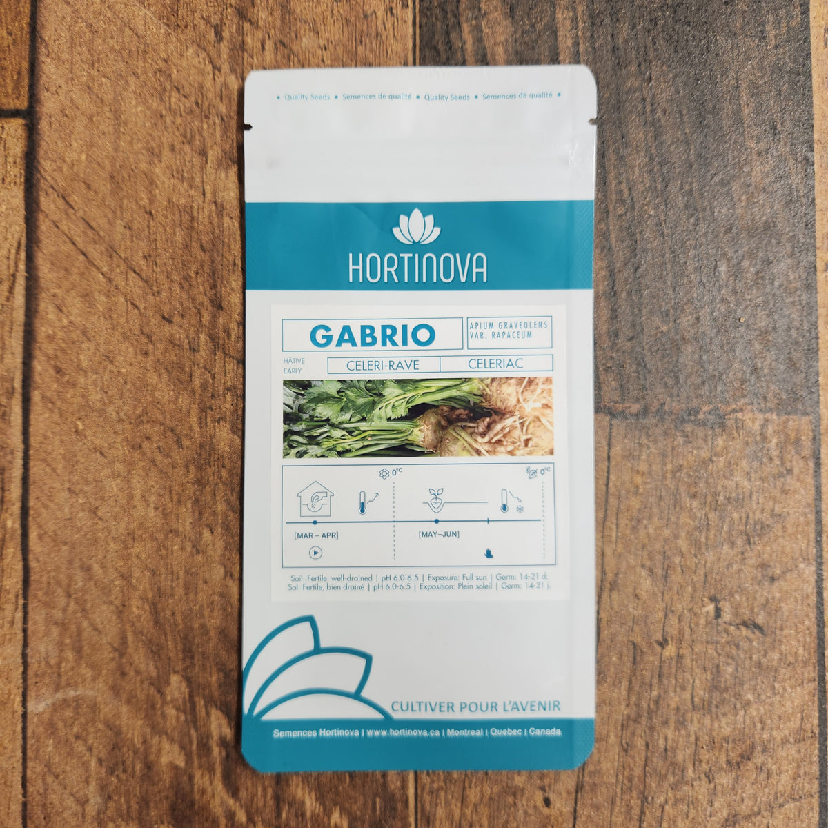 Semences Hortinova de Céleri-rave 'Gabrio', produit destiné au potager et présenté pour identifier clairement le cultivar avant le semis. Vue 2 de l'emballage ou du produit, à utiliser comme repère visuel avec les conseils de culture, l'exposition, l'arrosage et la récolte indiqués dans la fiche française de Pépinière.ca. Pour Céleri-rave 'Gabrio', des observations régulières permettent d'ajuster les soins aux conditions réelles du jardin.