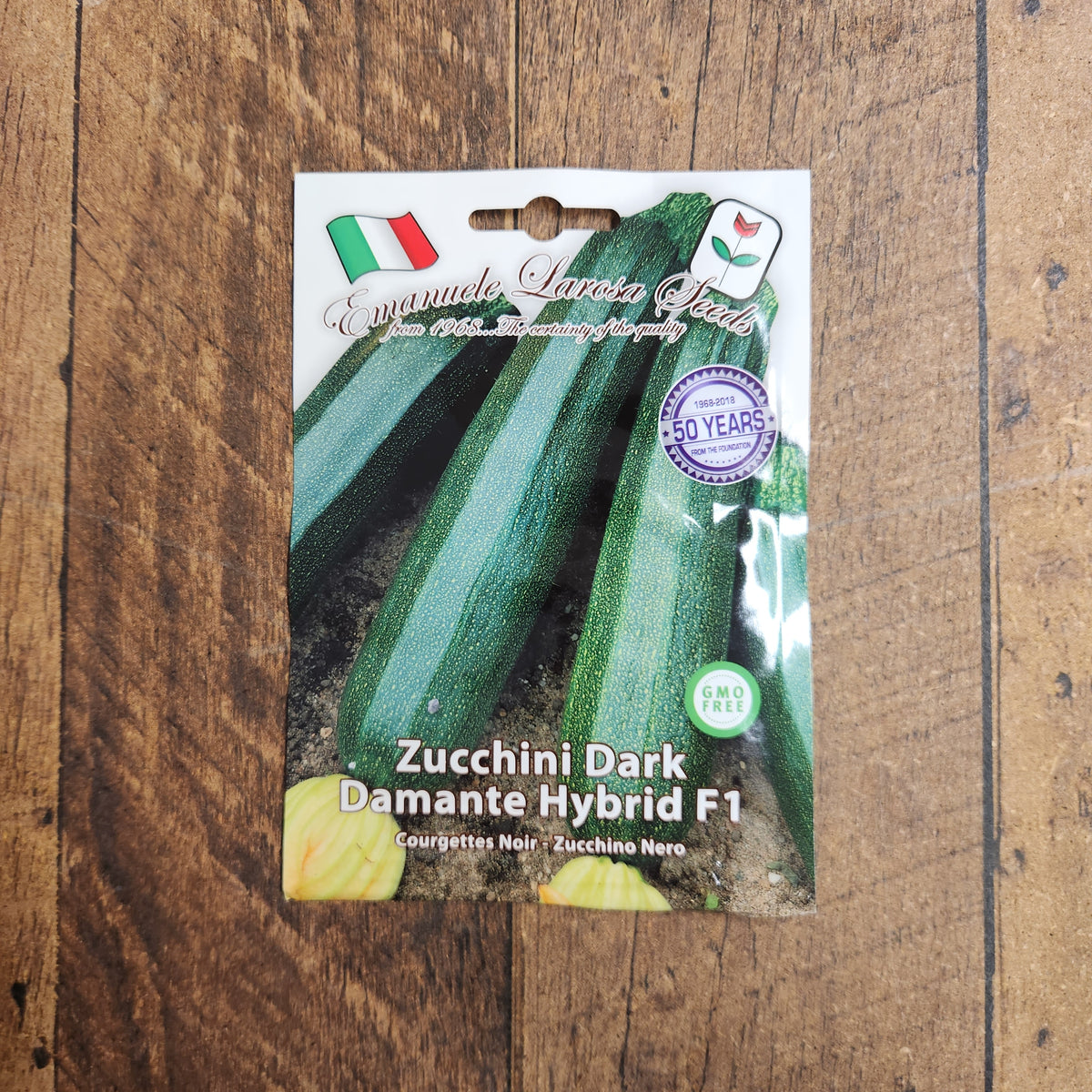 Illustration associée à Courgette hybride Diamante Nero F1, dans la gamme Weston. Diamante Nero F1 est une courgette hybride; les fruits se récoltent jeunes et régulièrement pour préserver leur texture tendre. Le visuel permet de repérer la référence et l’aspect présenté pour cette sélection. Les dimensions et les couleurs observées au jardin dépendent du stade de croissance et des conditions de culture.