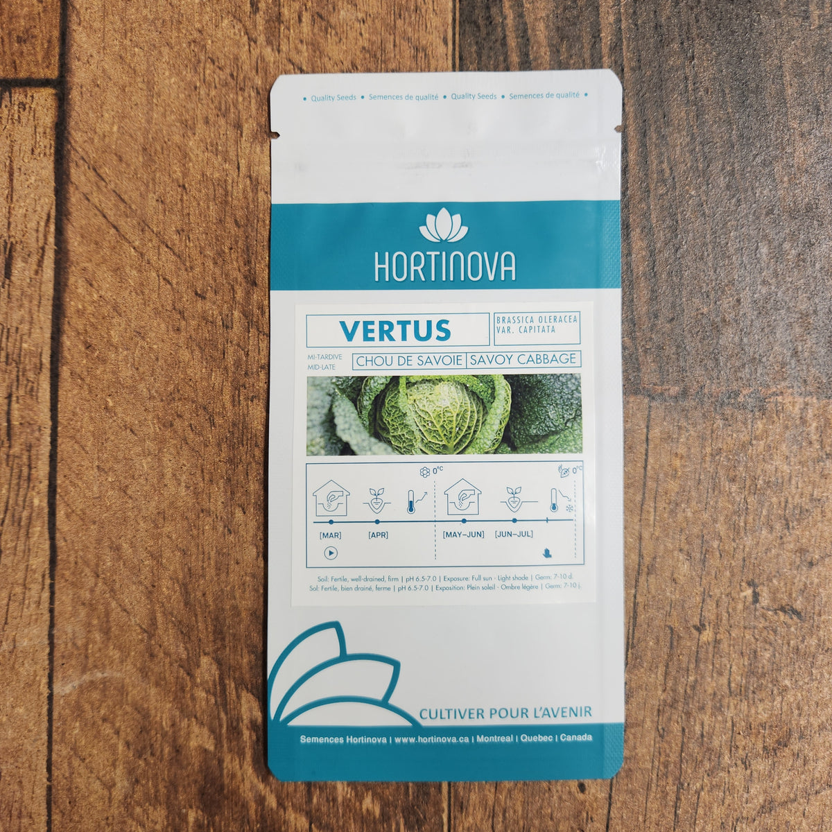 Semences Hortinova de Chou de Savoie 'Vertus', produit destiné au potager et présenté pour identifier clairement le cultivar avant le semis. Vue 2 de l'emballage ou du produit, à utiliser comme repère visuel avec les conseils de culture, l'exposition, l'arrosage et la récolte indiqués dans la fiche française de Pépinière.ca.