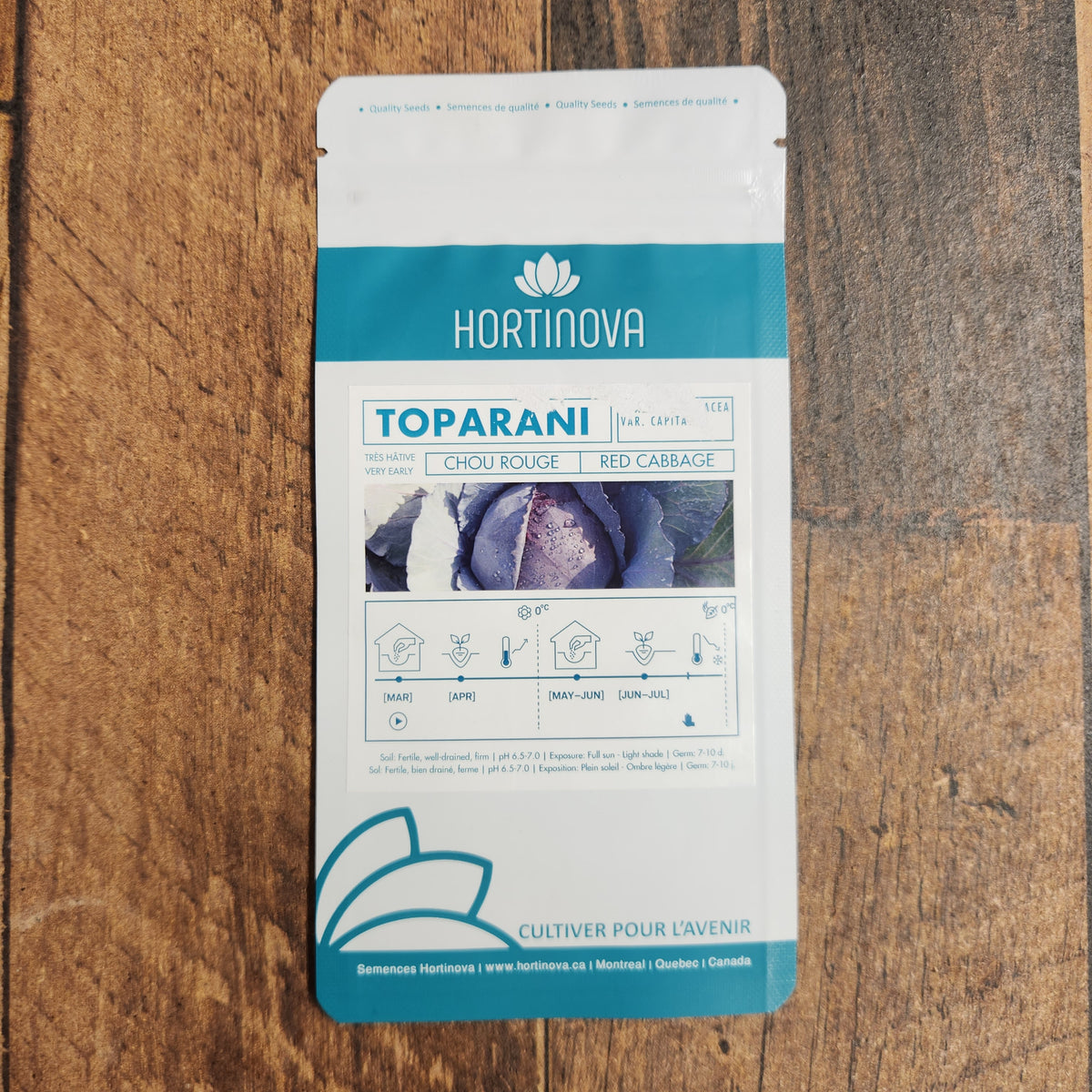 Semences Hortinova de Chou rouge 'Toparani', produit destiné au potager et présenté pour identifier clairement le cultivar avant le semis. Vue 2 de l'emballage ou du produit, à utiliser comme repère visuel avec les conseils de culture, l'exposition, l'arrosage et la récolte indiqués dans la fiche française de Pépinière.ca. Pour Chou rouge 'Toparani', des observations régulières permettent d'ajuster les soins aux conditions réelles du jardin.