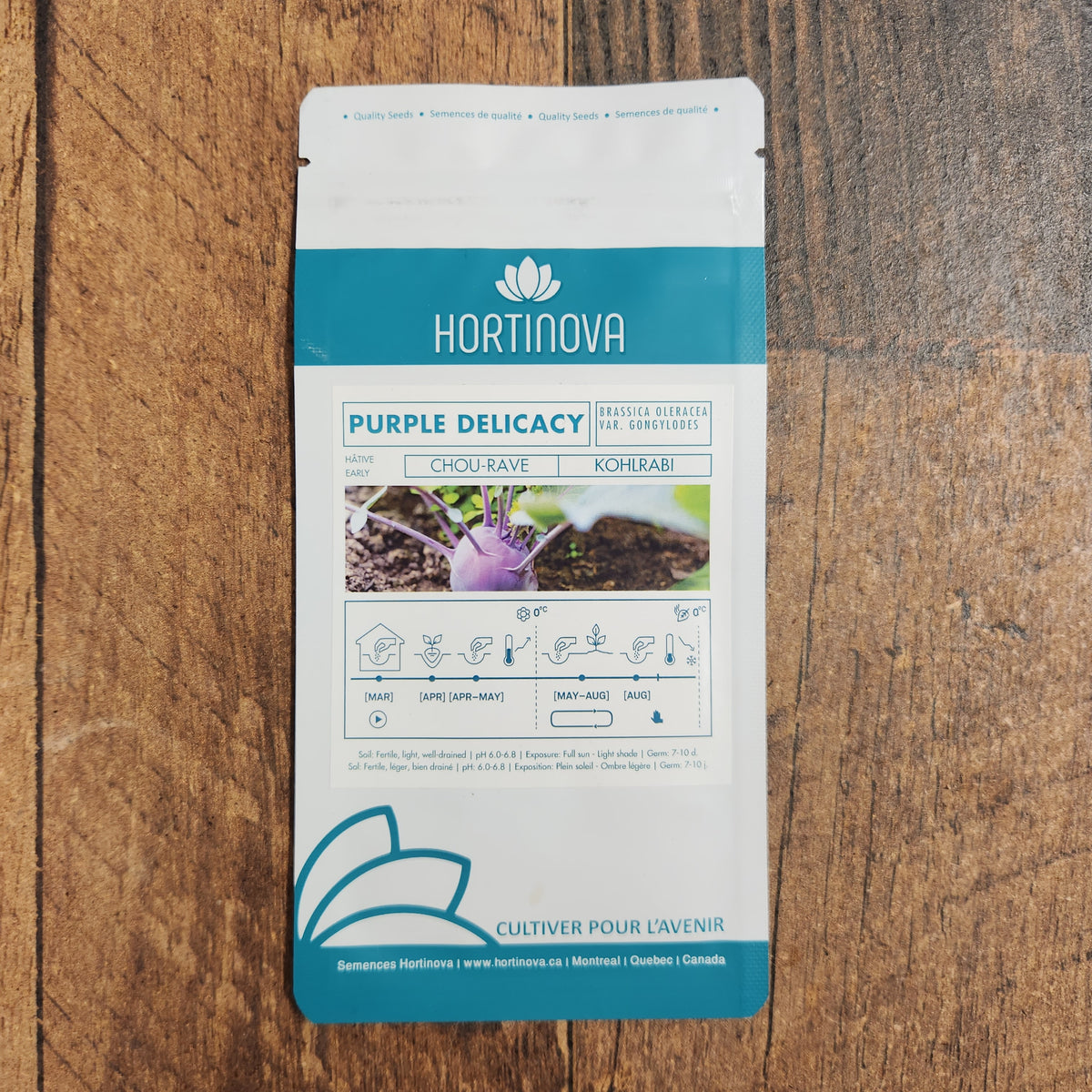 Semences Hortinova de Chou-rave 'Purple Delicacy', produit destiné au potager et présenté pour identifier clairement le cultivar avant le semis. Vue 2 de l'emballage ou du produit, à utiliser comme repère visuel avec les conseils de culture, l'exposition, l'arrosage et la récolte indiqués dans la fiche française de Pépinière.ca. Pour Chou-rave 'Purple Delicacy', des observations régulières permettent d'ajuster les soins aux conditions réelles du jardin.