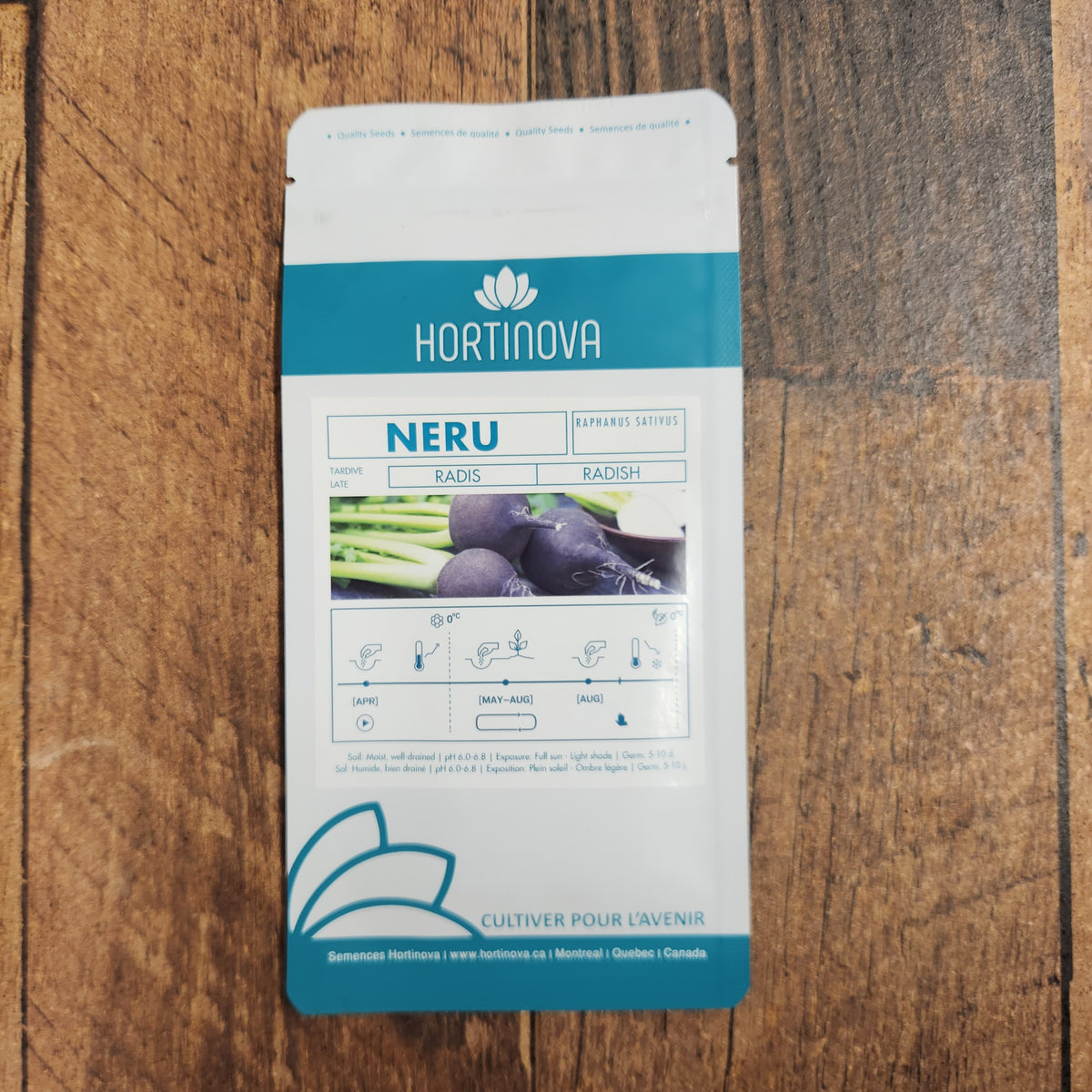 Semences Hortinova de Radis noir 'Neru', produit destiné au potager et présenté pour identifier clairement le cultivar avant le semis. Vue 2 de l'emballage ou du produit, à utiliser comme repère visuel avec les conseils de culture, l'exposition, l'arrosage et la récolte indiqués dans la fiche française de Pépinière.ca. Pour Radis noir 'Neru', des observations régulières permettent d'ajuster les soins aux conditions réelles du jardin.