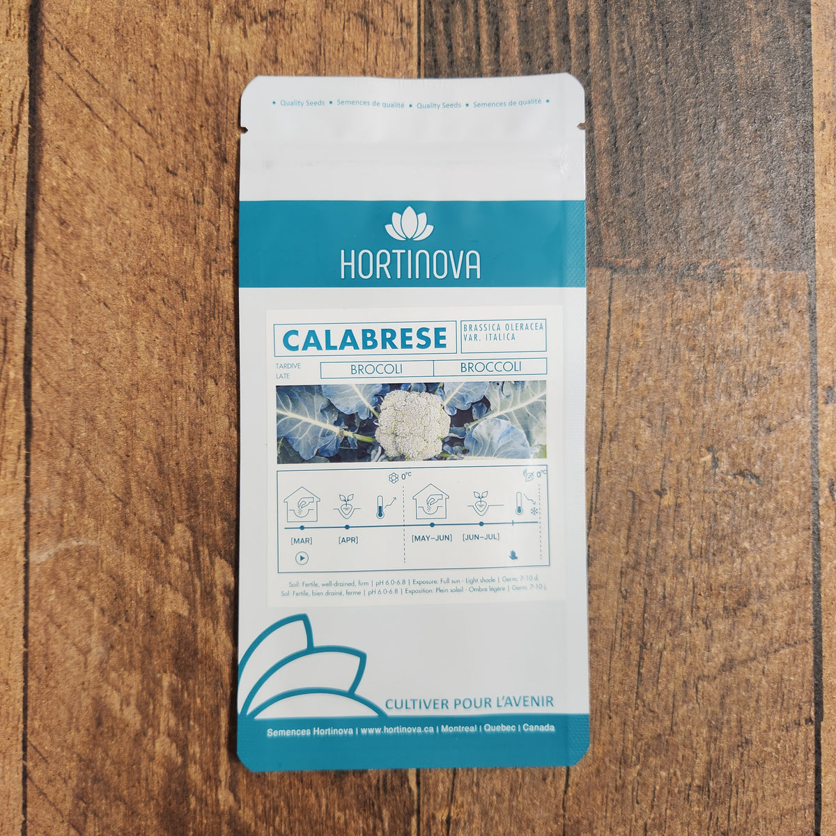 Semences Hortinova de Brocoli 'Calabrese', produit destiné au potager et présenté pour identifier clairement le cultivar avant le semis. Vue 2 de l'emballage ou du produit, à utiliser comme repère visuel avec les conseils de culture, l'exposition, l'arrosage et la récolte indiqués dans la fiche française de Pépinière.ca. Pour Brocoli 'Calabrese', des observations régulières permettent d'ajuster les soins aux conditions réelles du jardin.
