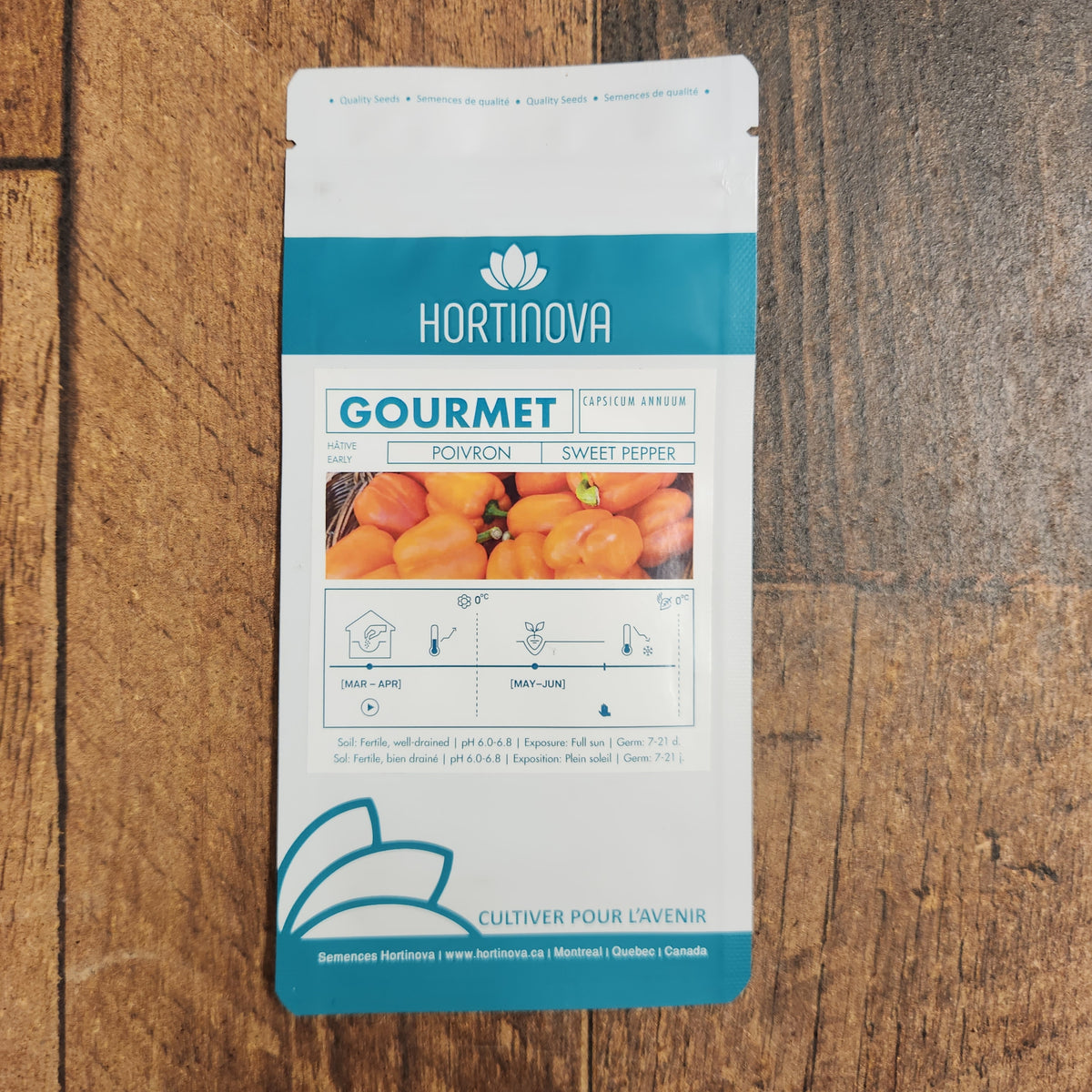 Semences Hortinova de Poivron orange 'Gourmet', produit destiné au potager et présenté pour identifier clairement le cultivar avant le semis. Vue 2 de l'emballage ou du produit, à utiliser comme repère visuel avec les conseils de culture, l'exposition, l'arrosage et la récolte indiqués dans la fiche française de Pépinière.ca. Pour Poivron orange 'Gourmet', des observations régulières permettent d'ajuster les soins aux conditions réelles du jardin.