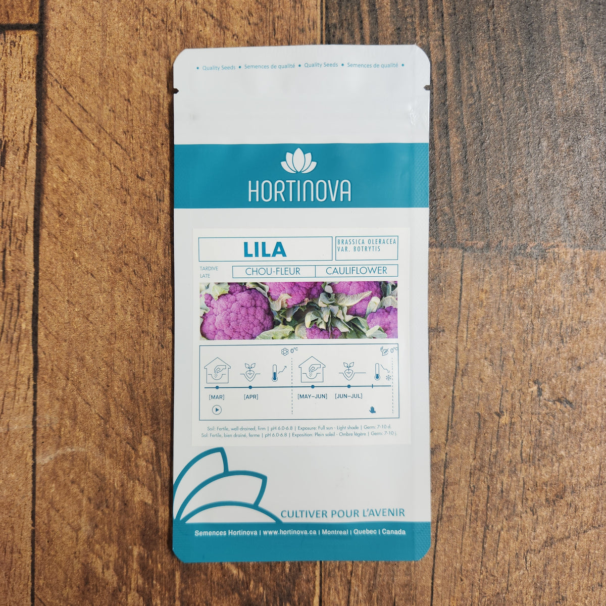 Semences Hortinova de Chou-fleur mauve 'Lila', produit destiné au potager et présenté pour identifier clairement le cultivar avant le semis. Vue 2 de l'emballage ou du produit, à utiliser comme repère visuel avec les conseils de culture, l'exposition, l'arrosage et la récolte indiqués dans la fiche française de Pépinière.ca. Pour Chou-fleur mauve 'Lila', des observations régulières permettent d'ajuster les soins aux conditions réelles du jardin.