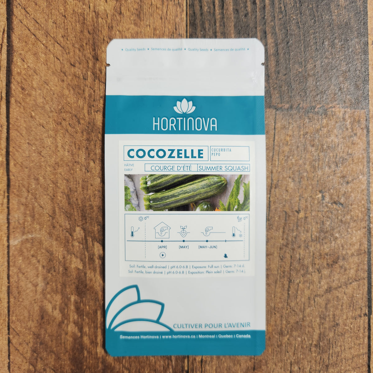 Semences Hortinova de Zucchini 'Cocozelle', produit destiné au potager et présenté pour identifier clairement le cultivar avant le semis. Vue 2 de l'emballage ou du produit, à utiliser comme repère visuel avec les conseils de culture, l'exposition, l'arrosage et la récolte indiqués dans la fiche française de Pépinière.ca. Pour Zucchini 'Cocozelle', des observations régulières permettent d'ajuster les soins aux conditions réelles du jardin.