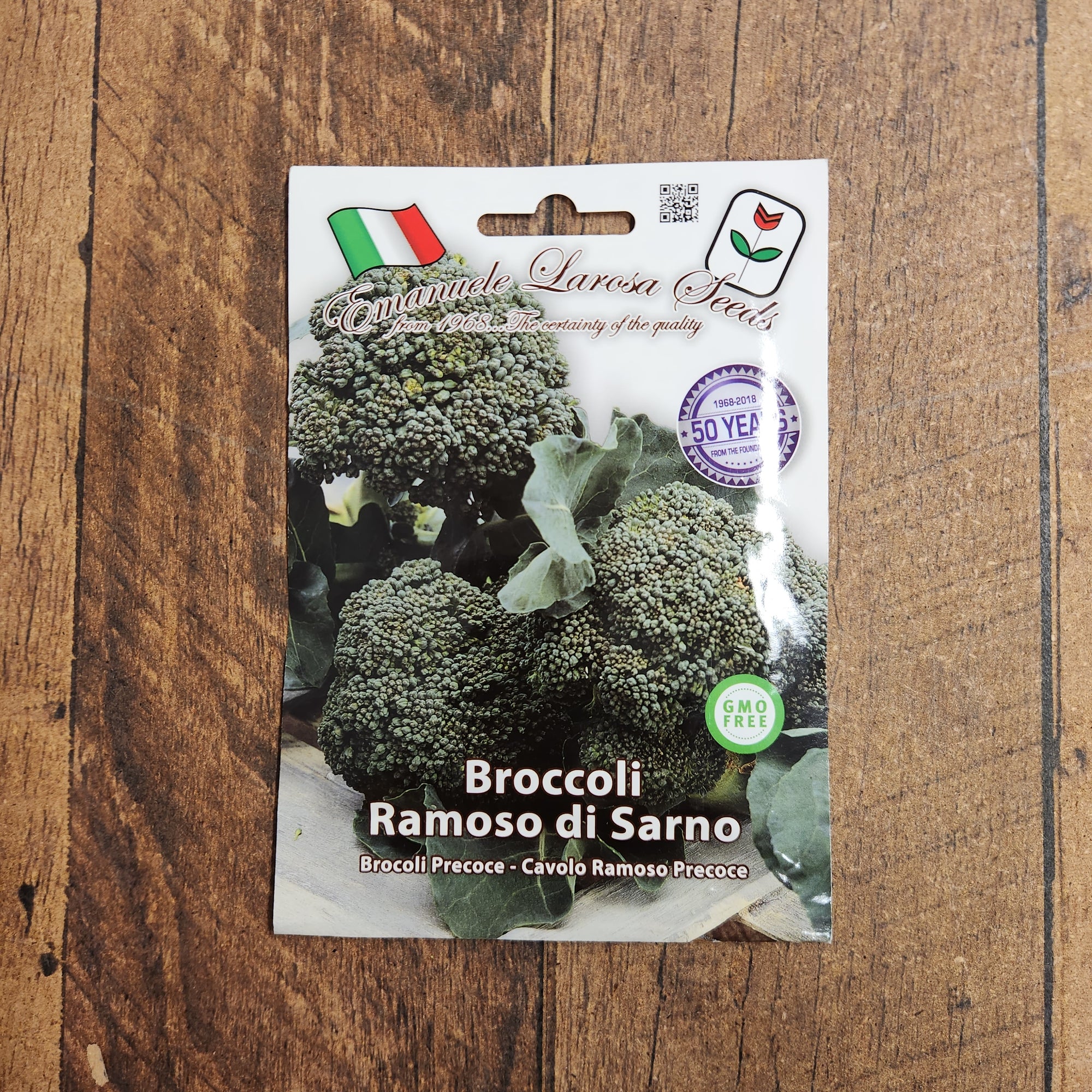 Illustration associée à Brocoli Ramoso Riccio di Sarno, dans la gamme Weston. Les pommes centrales bleu-vert sont suivies de ramifications latérales; ce brocoli convient aux récoltes de début et de fin de saison. Le visuel permet de repérer la référence et l’aspect présenté pour cette sélection. Les dimensions et les couleurs observées au jardin dépendent du stade de croissance et des conditions de culture.