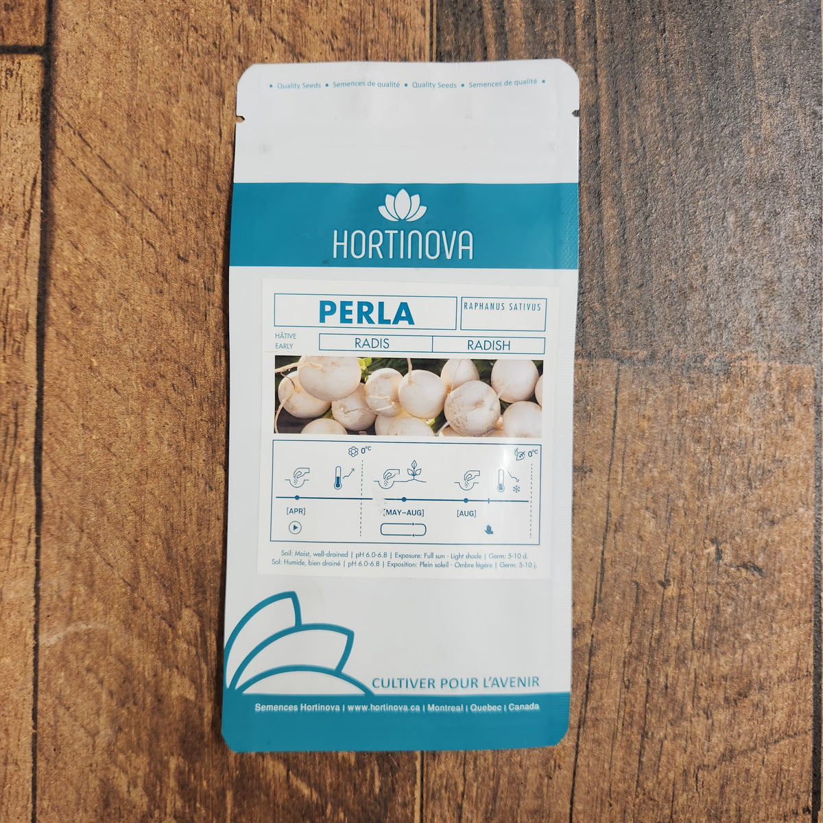 Semences Hortinova de Radis blanc 'Perla', produit destiné au potager et présenté pour identifier clairement le cultivar avant le semis. Vue 2 de l'emballage ou du produit, à utiliser comme repère visuel avec les conseils de culture, l'exposition, l'arrosage et la récolte indiqués dans la fiche française de Pépinière.ca. Pour Radis blanc 'Perla', des observations régulières permettent d'ajuster les soins aux conditions réelles du jardin.