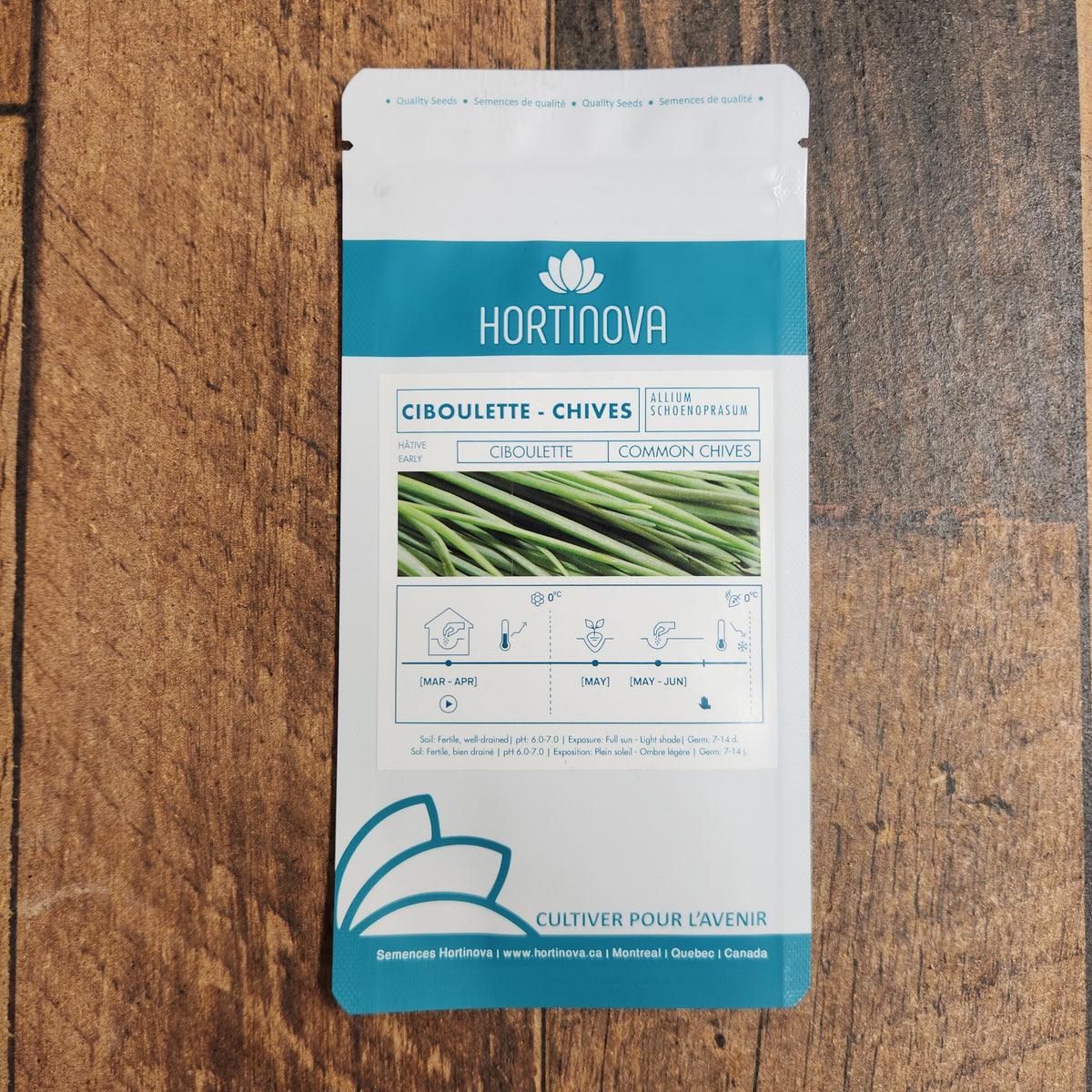 Semences Hortinova de Ciboulette, produit destiné au potager et présenté pour identifier clairement le cultivar avant le semis. Vue 2 de l'emballage ou du produit, à utiliser comme repère visuel avec les conseils de culture, l'exposition, l'arrosage et la récolte indiqués dans la fiche française de Pépinière.ca. Pour Ciboulette, des observations régulières permettent d'ajuster les soins aux conditions réelles du jardin.