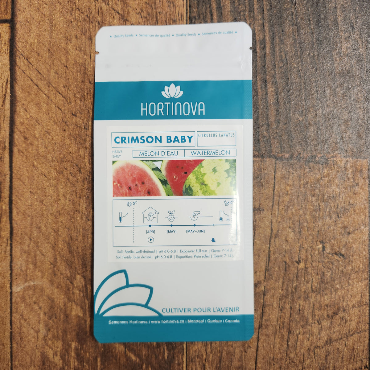 Semences Hortinova de Melon d'eau 'Crimson Baby', produit destiné au potager et présenté pour identifier clairement le cultivar avant le semis. Vue 2 de l'emballage ou du produit, à utiliser comme repère visuel avec les conseils de culture, l'exposition, l'arrosage et la récolte indiqués dans la fiche française de Pépinière.ca.